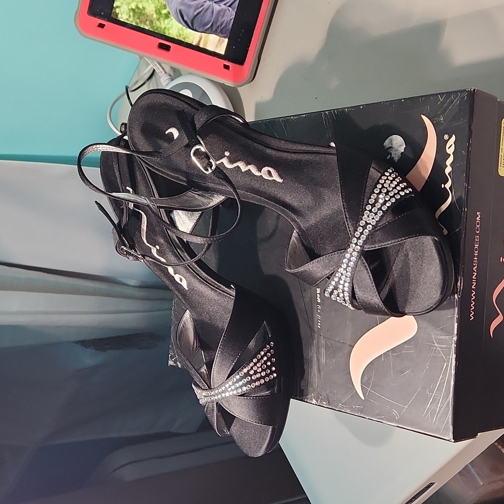 ☀️Nina  " Gretel " Black Luster  9.5 Heels